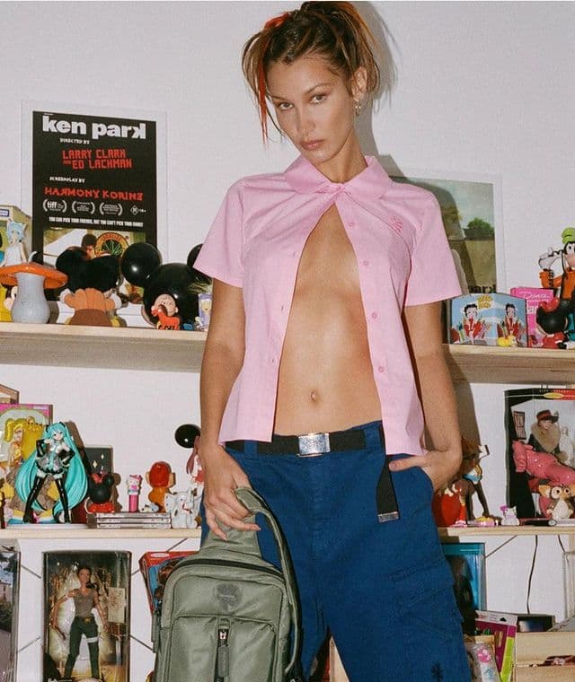 Многослойность и яркий принт: Белла Хадид демонстрирует стильный образ для холодов