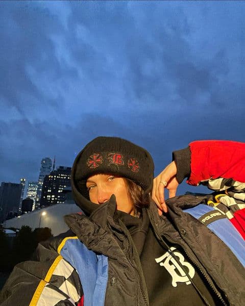 Многослойность и яркий принт: Белла Хадид демонстрирует стильный образ для холодов