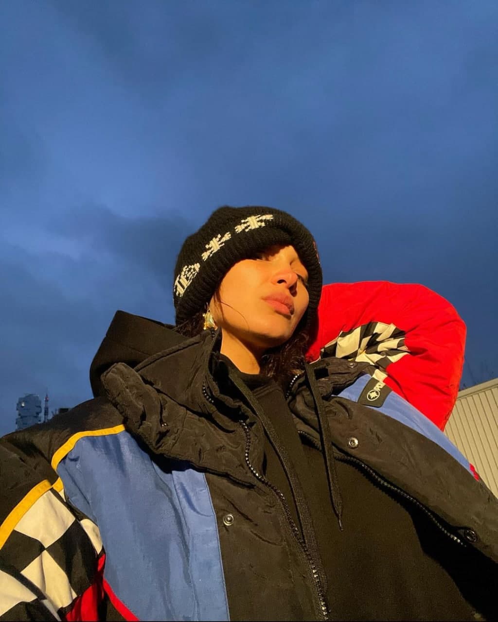 Многослойность и яркий принт: Белла Хадид демонстрирует стильный образ для холодов