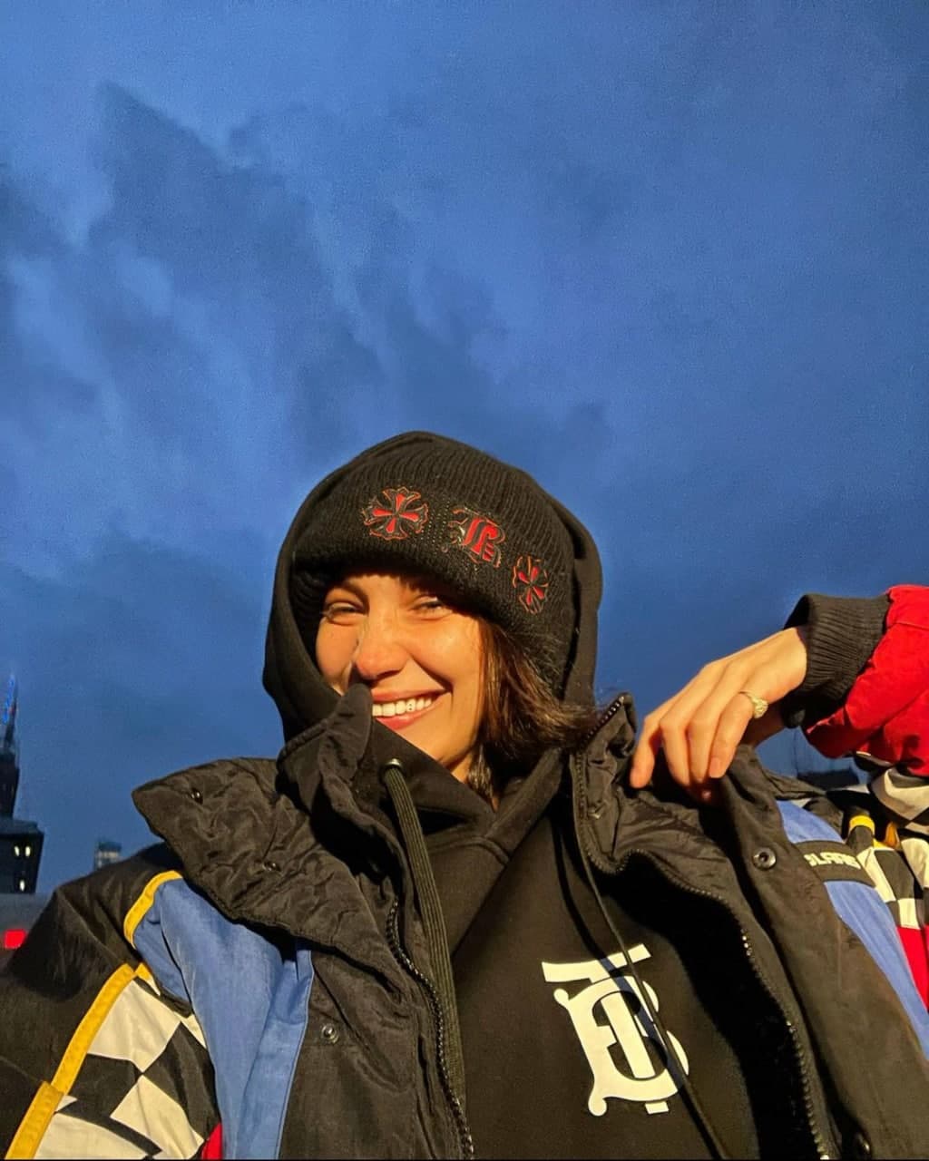 Многослойность и яркий принт: Белла Хадид демонстрирует стильный образ для холодов