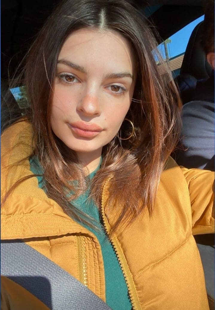 Без макіяжу і в простому пуховику: вагітна Емілі Ратаковскі показала, як виглядає в звичайному житті