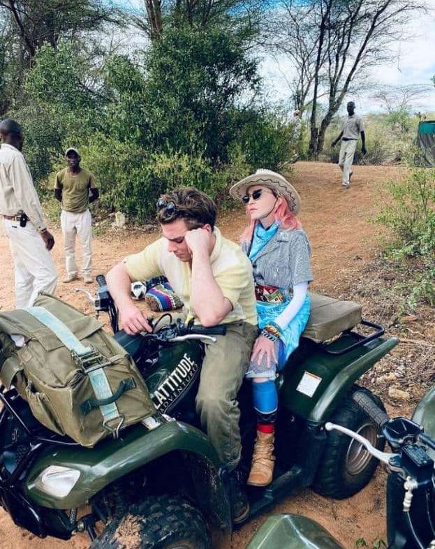 В обіймах коханого: 62-річна Мадонна засипала мережу фото з подорожі з 26-річним бойфрендом