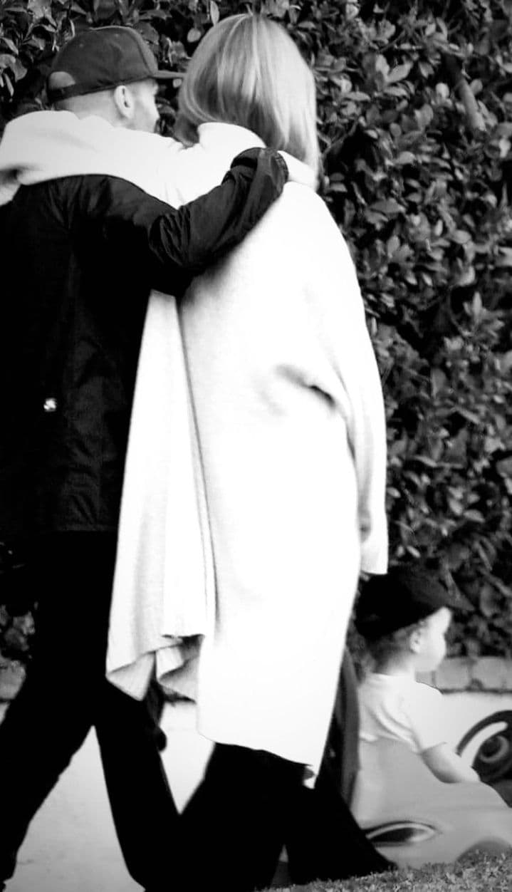 Семья навсегда: Роузи Хантингтон-Уайтли порадовала редкими фото с мужем и сыном