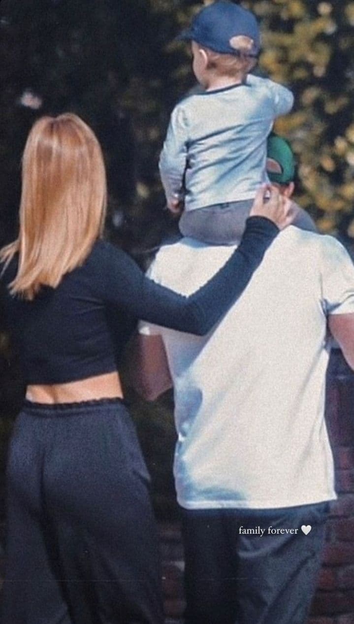 Семья навсегда: Роузи Хантингтон-Уайтли порадовала редкими фото с мужем и сыном