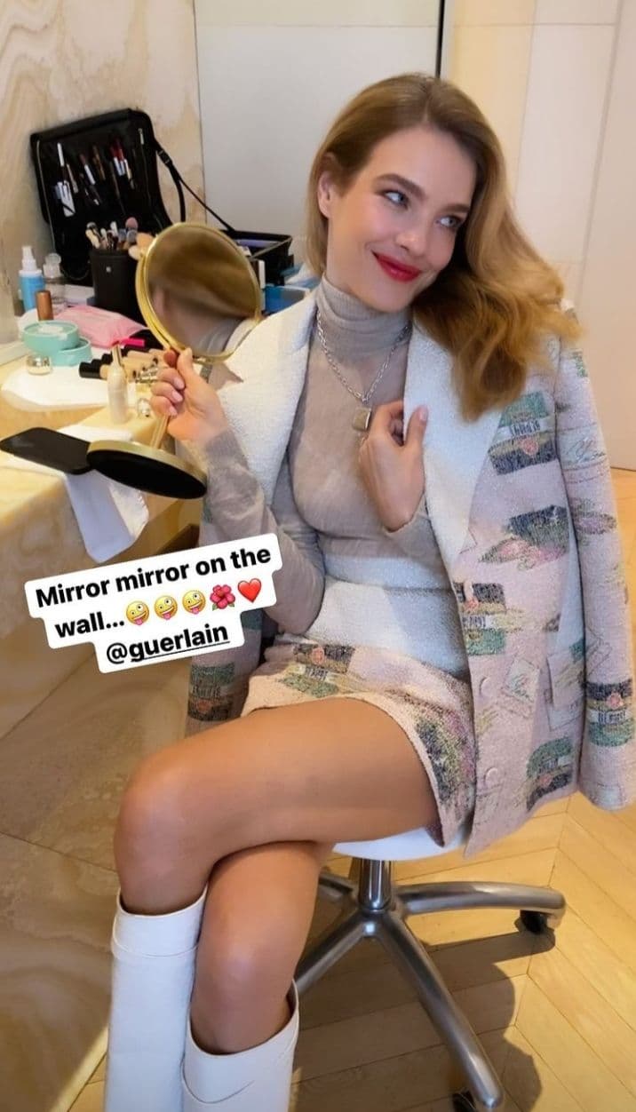 Безупречна: Наталья Водянова в дерзкой мини-юбке покорила точеной фигурой