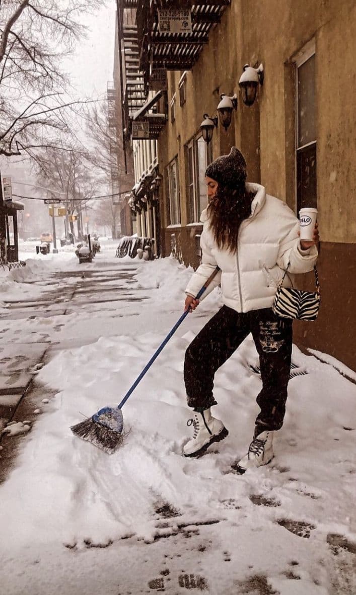 Модная всегда: Ирина Шейк отправилась на прогулку в трендовом пуховике и ботинках