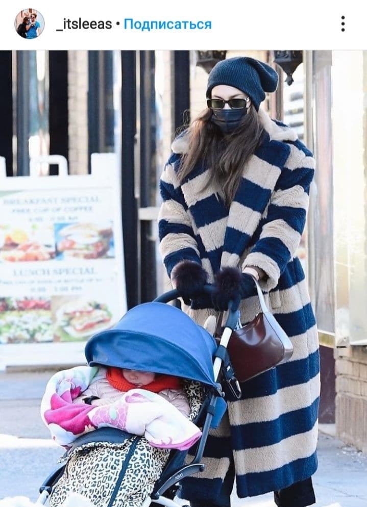 Берем пример: Ирина Шейк в полосатой шубе и модных ботинках отправилась гулять с дочкой