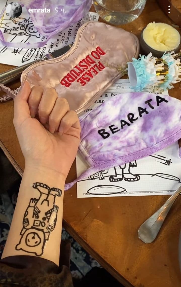 Стильная мамочка: Эмили Ратаковски в платье-рубашке и высоких сапогах отправилась на вечеринку