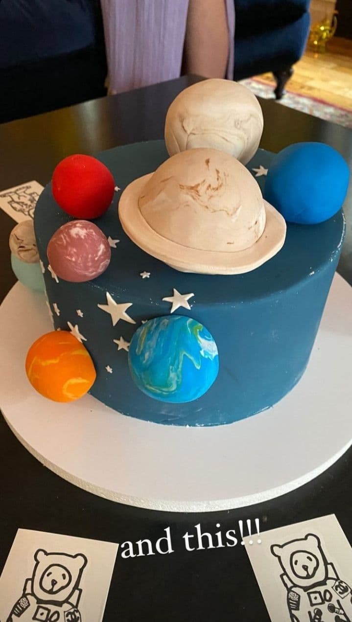 Стильная мамочка: Эмили Ратаковски в платье-рубашке и высоких сапогах отправилась на вечеринку