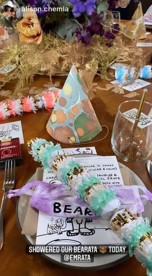 Стильная мамочка: Эмили Ратаковски в платье-рубашке и высоких сапогах отправилась на вечеринку