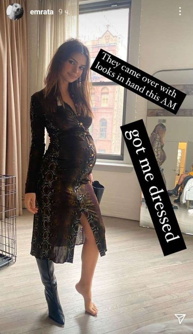 Стильная мамочка: Эмили Ратаковски в платье-рубашке и высоких сапогах отправилась на вечеринку