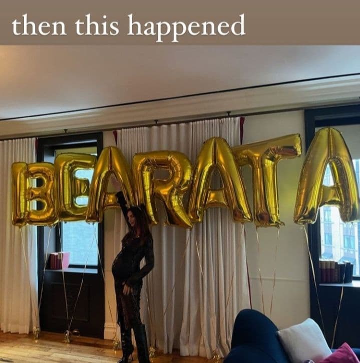 Стильная мамочка: Эмили Ратаковски в платье-рубашке и высоких сапогах отправилась на вечеринку