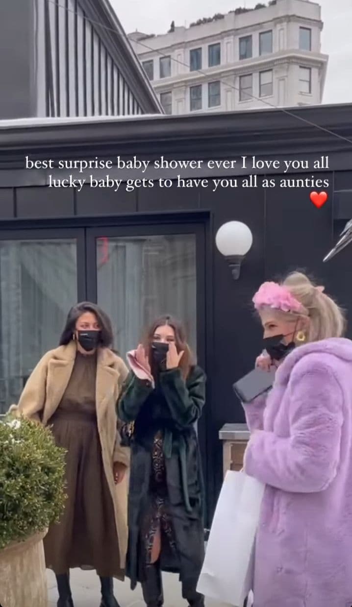 Стильная мамочка: Эмили Ратаковски в платье-рубашке и высоких сапогах отправилась на вечеринку