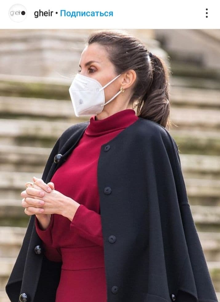 Королева Летиція в ефектному червоному платті ненароком засвітила стрункі ноги