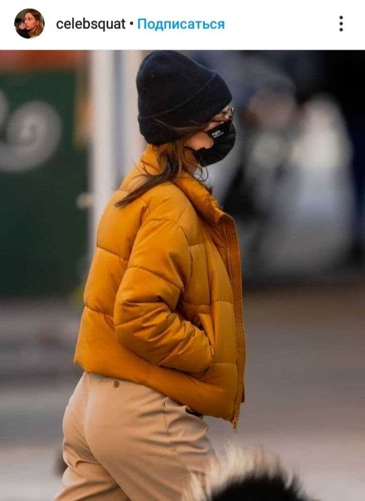 Стильная мамочка: Эмили Ратаковски отправилась на прогулку в укороченной куртке и модной шапке