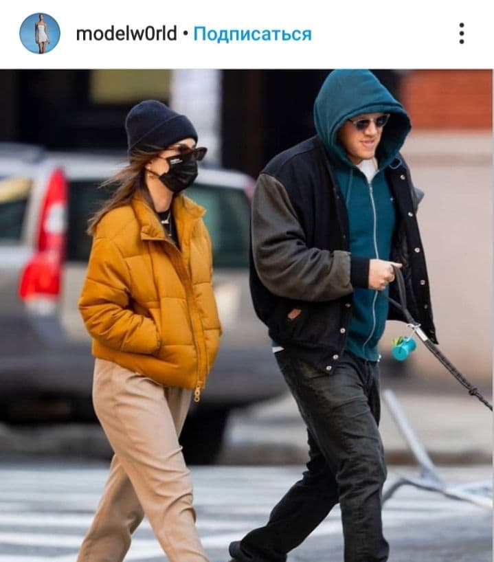 Стильная мамочка: Эмили Ратаковски отправилась на прогулку в укороченной куртке и модной шапке