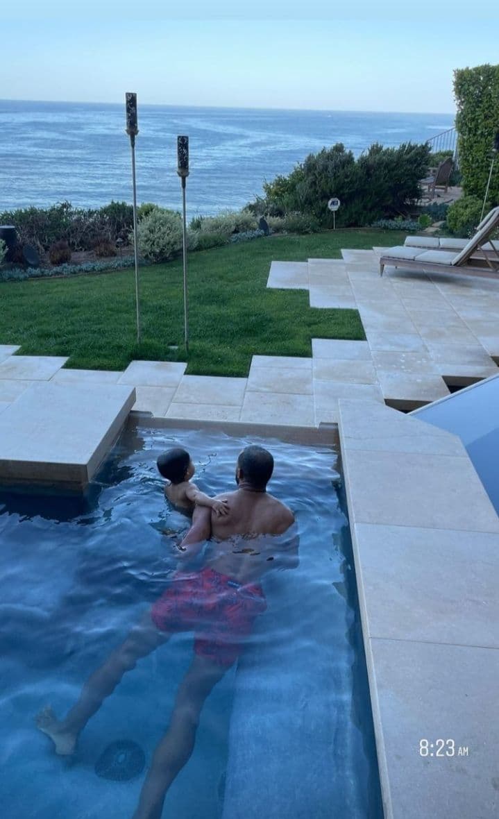 Це занадто мило: Ешлі Грем показала рідкісні фото однорічного сина і чоловіка з відпочинку