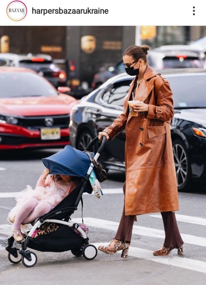 Тренчкот і трикотажні легінси: стильна Ірина Шейк вирушила на прогулянку по Нью-Йорку