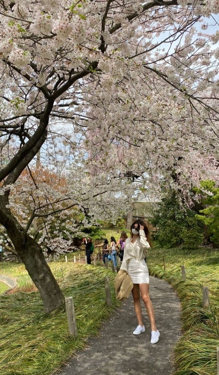 Гаряча матуся: Емілі Ратаковскі в міні-спідниці і кедах вирушила на прогулянку