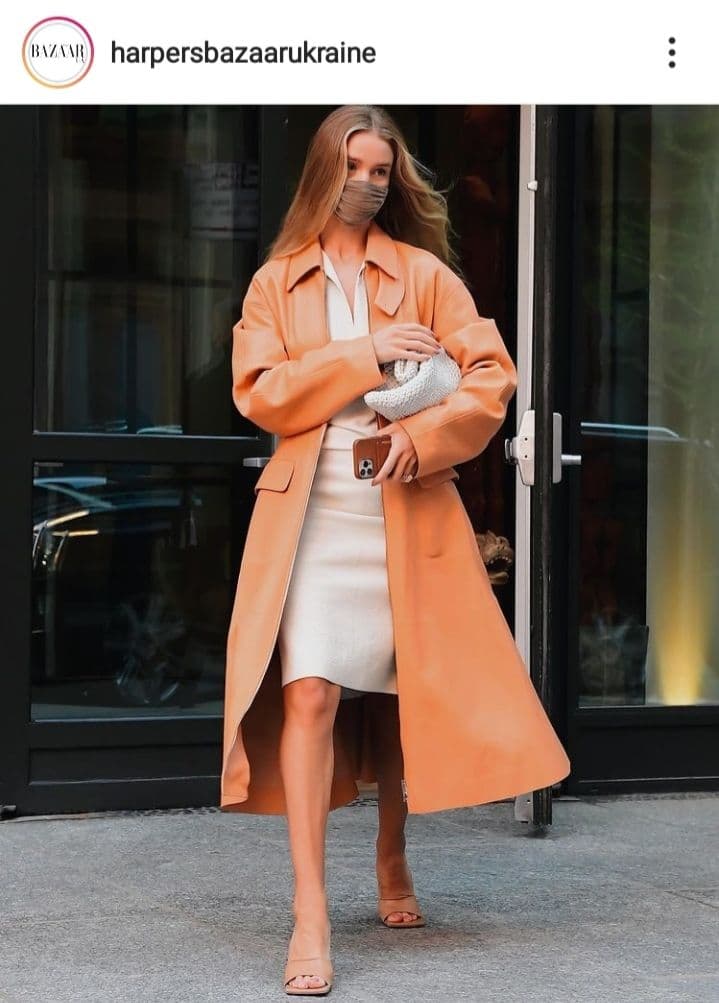 Безупречна: Роузи Хантингтон-Уайтли в ярком плаще и на шпильках отправилась на прогулку