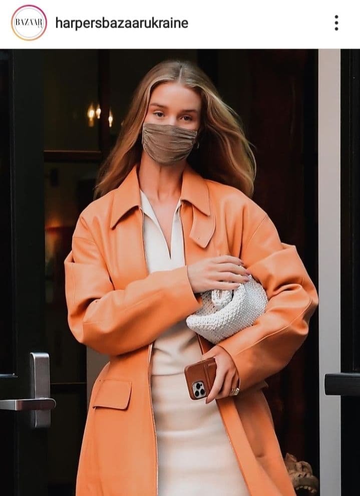 Бездоганна: Роузі Хантінгтон-Уайтлі в яскравому плащі і на шпильках вирушила на прогулянку