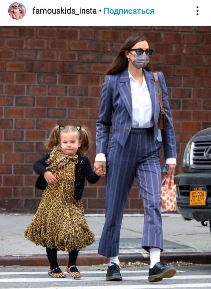 Костюм в смужку і модні черевики: стильна Ірина Шейк вийшла на прогулянку з дочкою Леєю