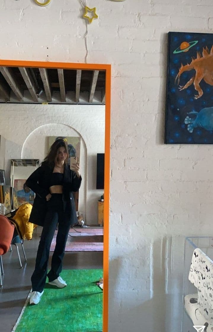 Еще стройнее: Эмили Ратаковски показала точеную фигуру в откровенном наряде