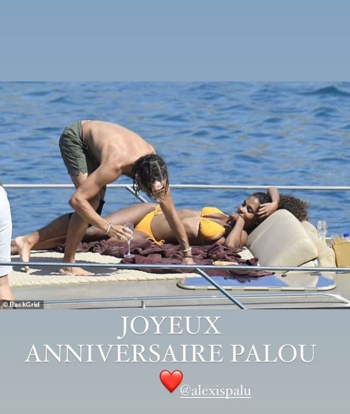 Полуголая на яхте: Тина Кунаки показала жаркое пляжное фото в мини-бикини