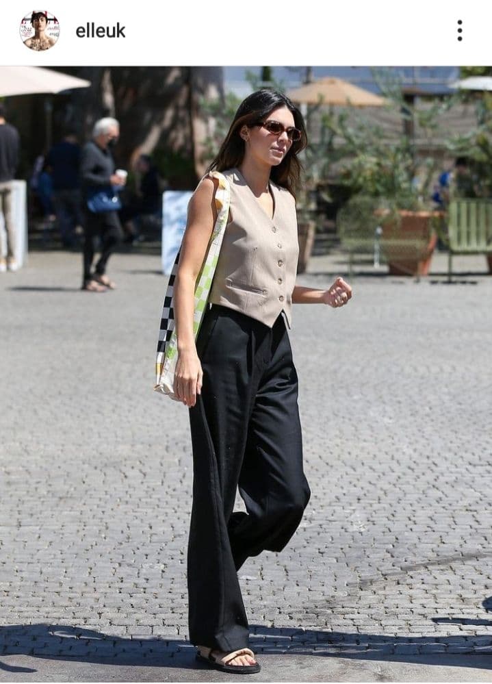 Жилет на голое тело и широкие брюки: Кендалл Дженнер восхитила новым стильным нарядом