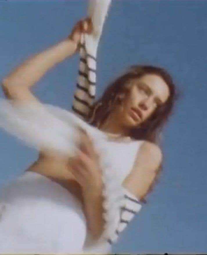 20-летняя дочь Джуда Лоу блеснула роскошной фигурой на горячих пляжных фото