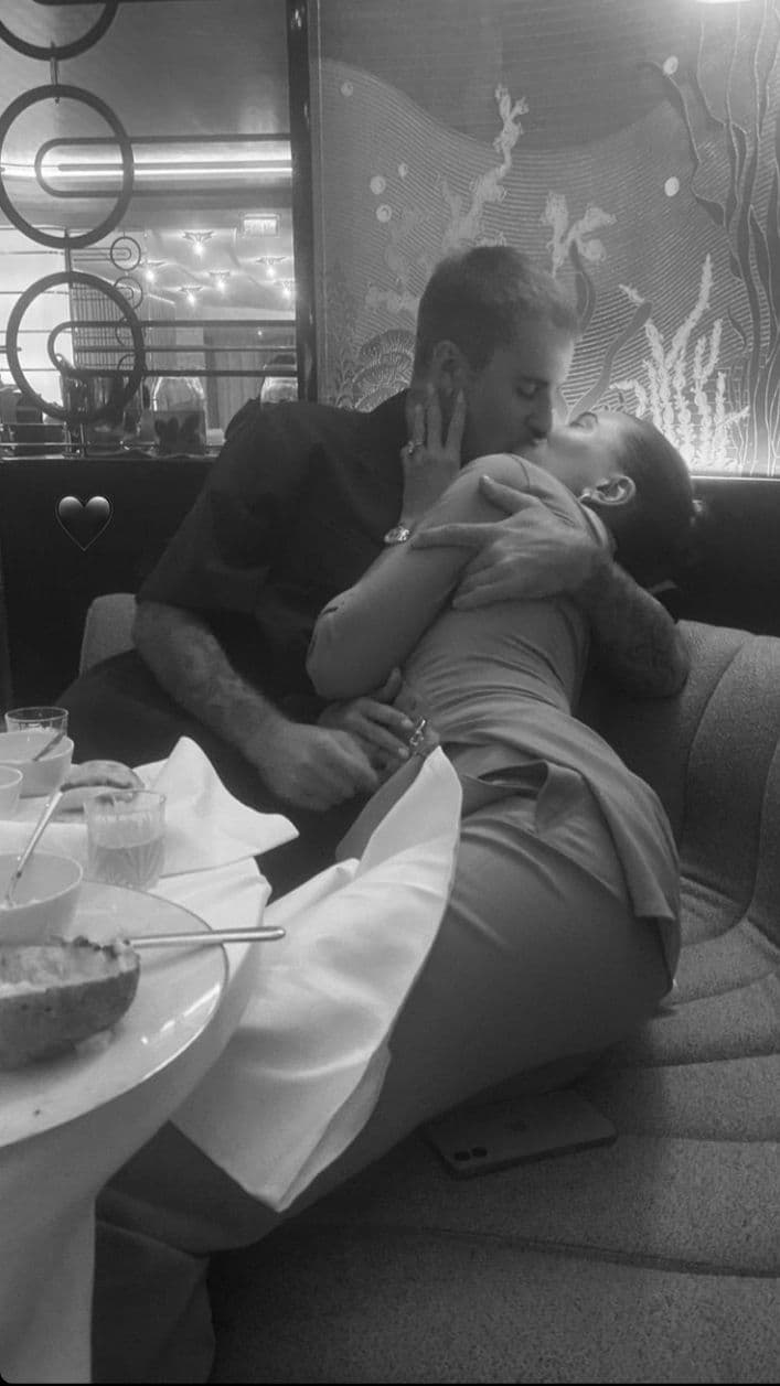 Хейлі Бібер похвалилася сталевим пресом на зустрічі з президентом Франції Еммануелем Макроном