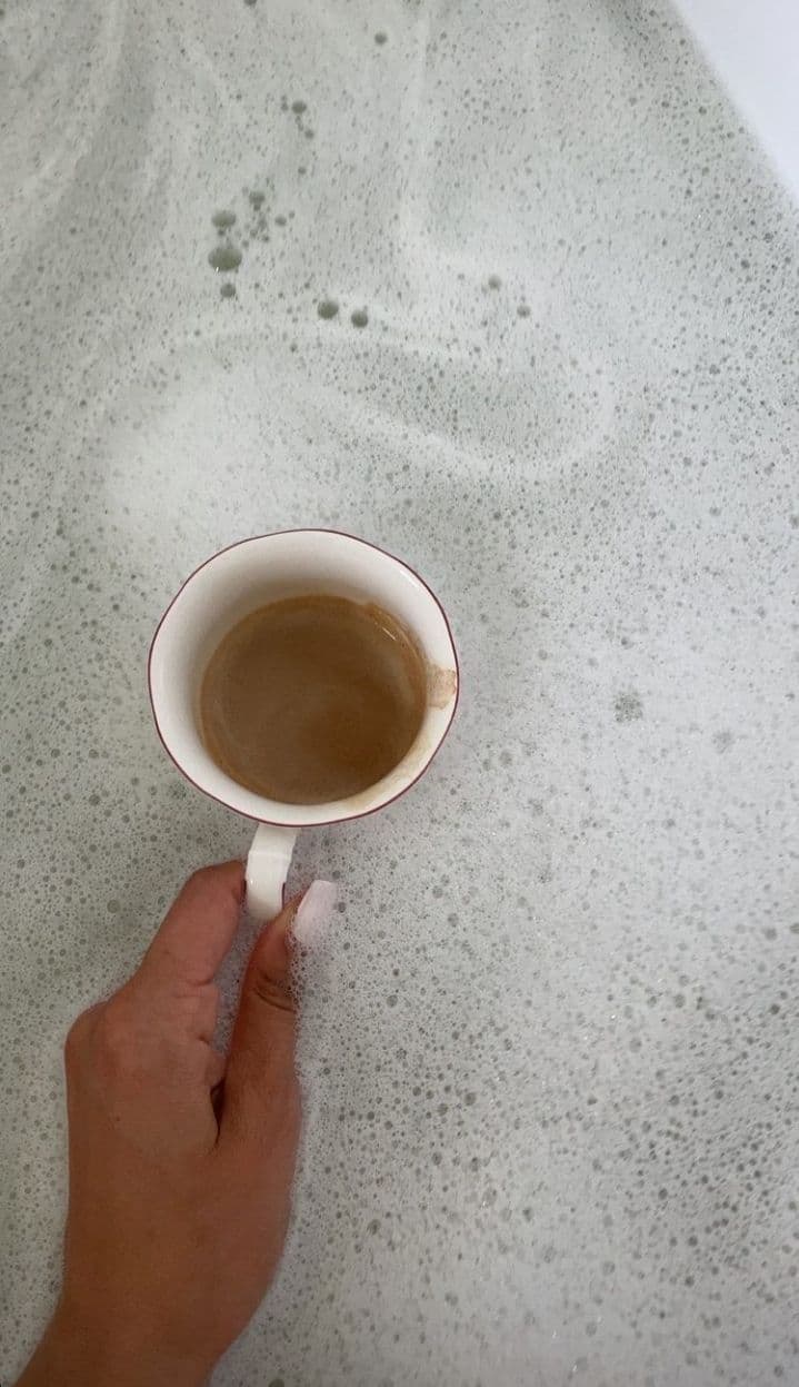 Обнаженная в ванной: экс-возлюбленная Брэда Питта засыпала сеть откровенными фото