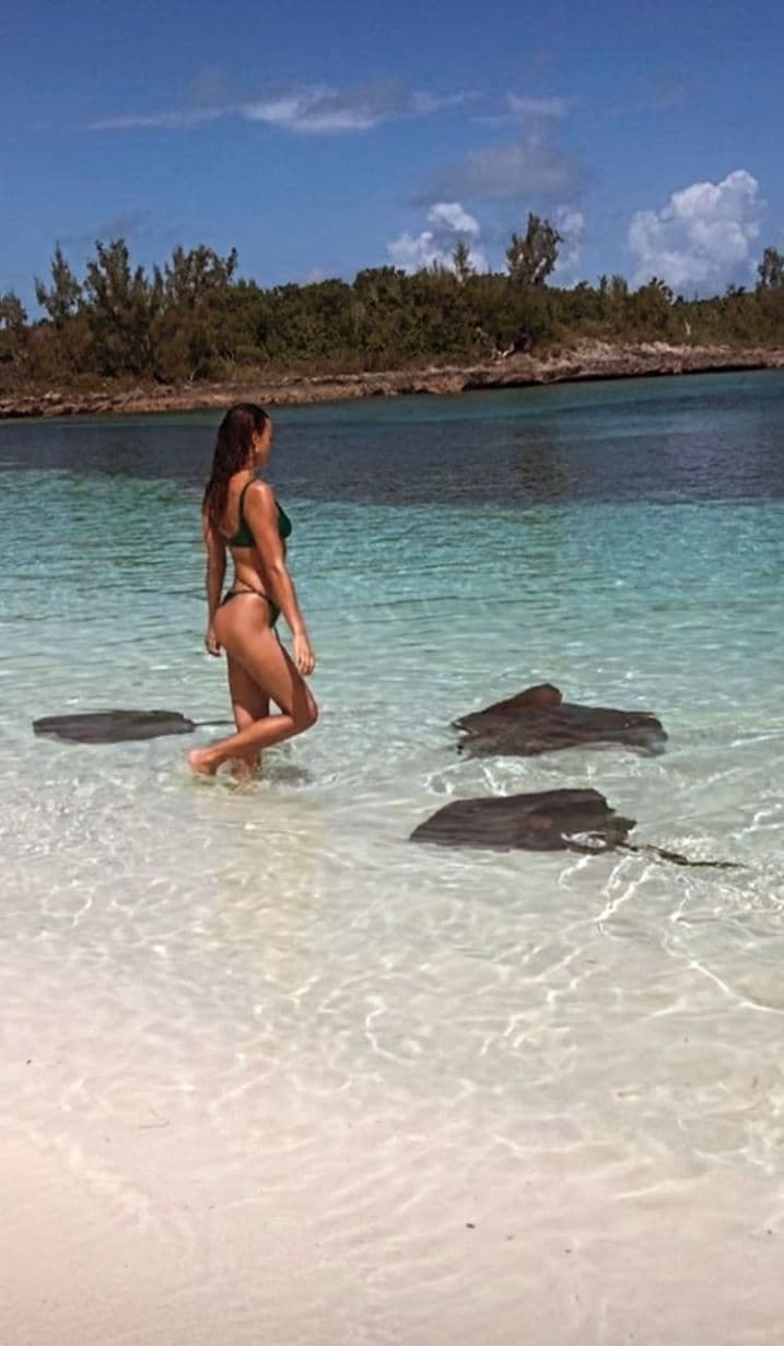 Фигура мечты: Ирина Шейк показала стройное тело в откровенном бикини