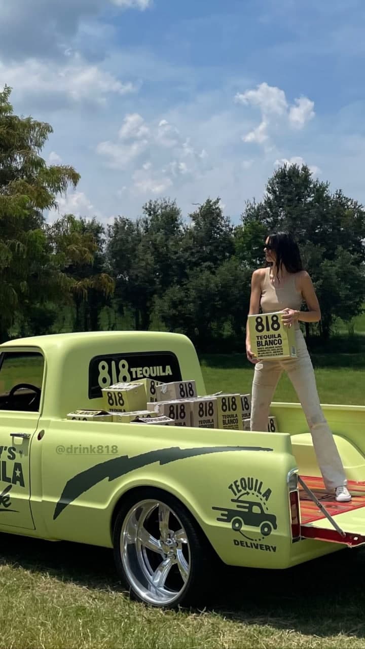 На каждый день: Кендалл Дженнер показала, как носить брюки клеш