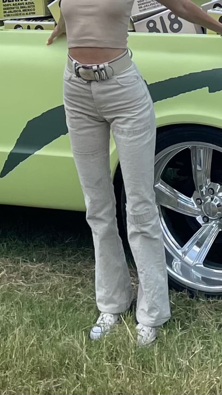 На каждый день: Кендалл Дженнер показала, как носить брюки клеш