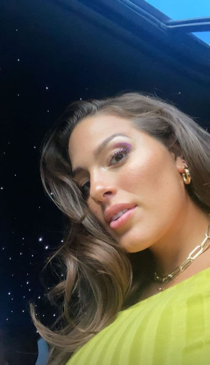 Это тело! Беременная Эшли Грэм полностью обнажилась в собственной ванной