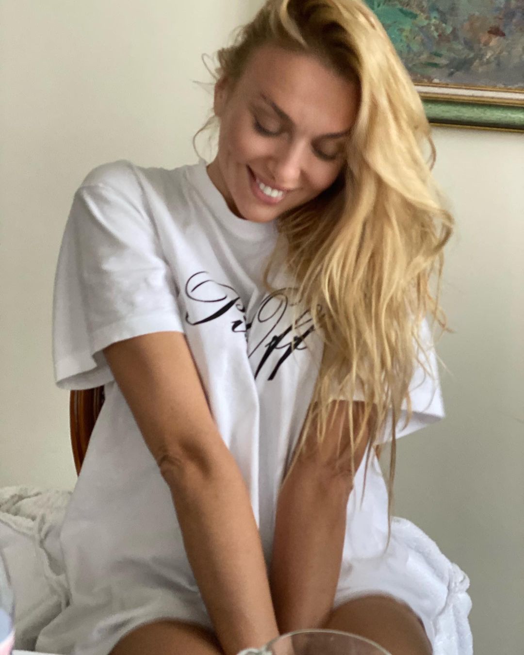 В объективе любящего человека: Оля Полякова позирует в одной футболке и без макияжа