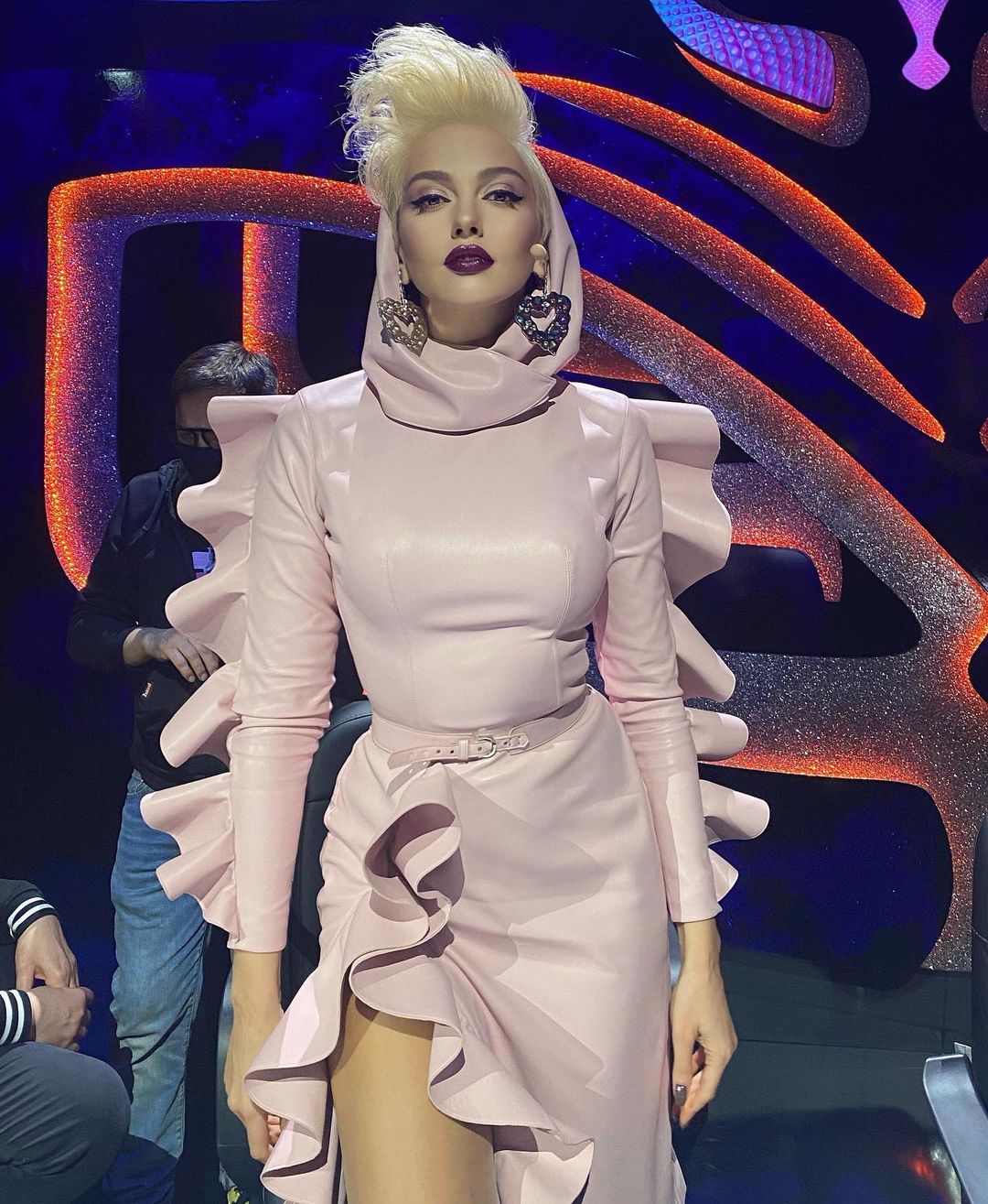 Оля Полякова здивувала екстравагантним образом із зачіскою-ірокезом