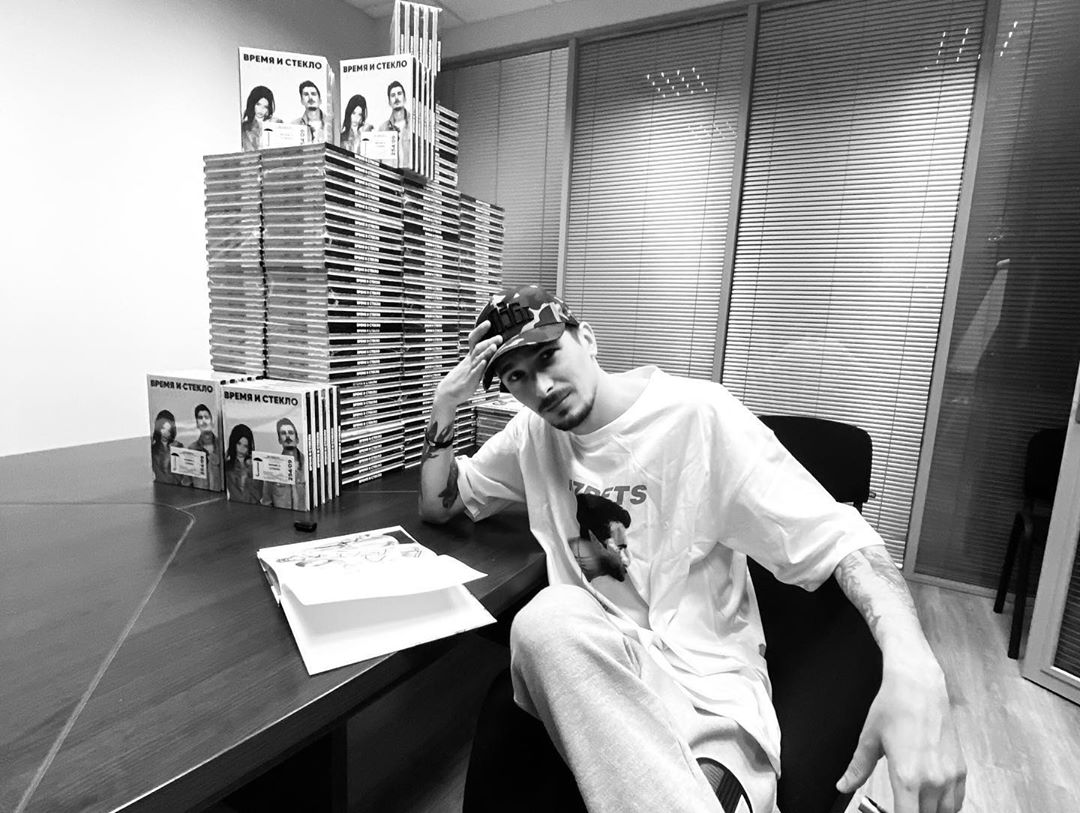 В гримерке на диванах: Позитив поделился редкими снимками с Надей Дорофеевой