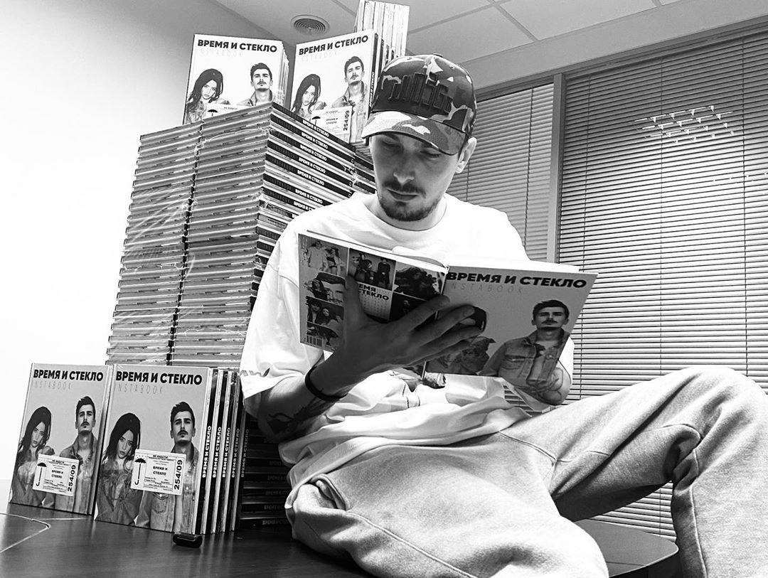 В гримерке на диванах: Позитив поделился редкими снимками с Надей Дорофеевой