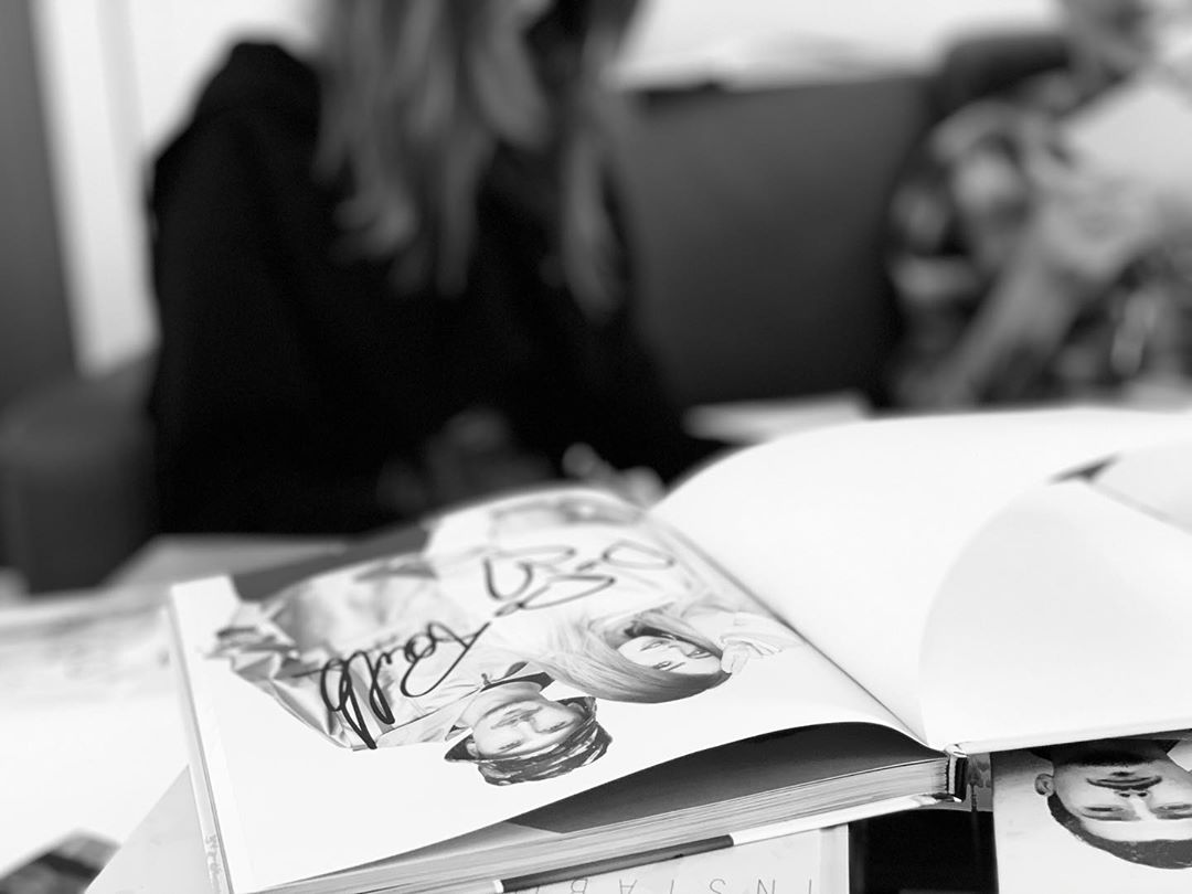 В гримерке на диванах: Позитив поделился редкими снимками с Надей Дорофеевой