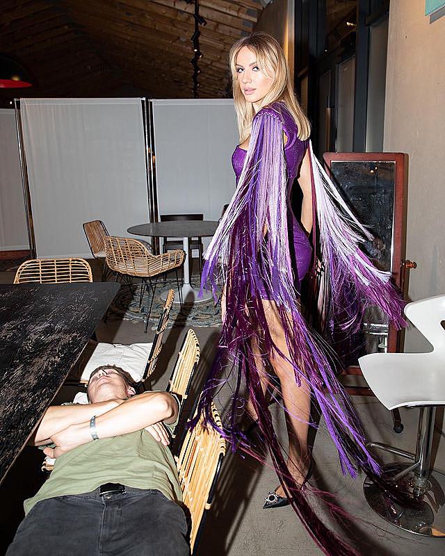 Нікітюк в ультраміні спантеличила сміливим фото з Дантесом: "варто ховатися, Надя близько"