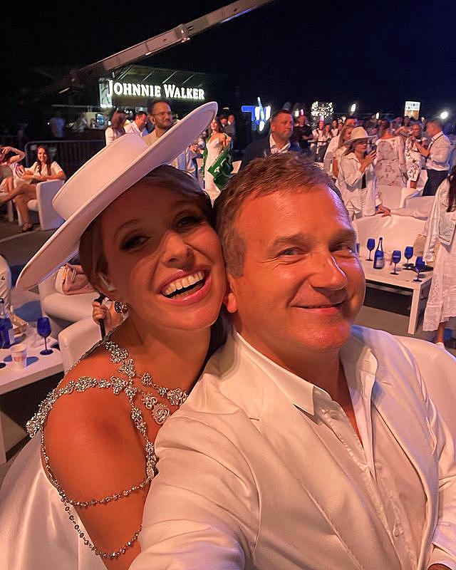 &quot;Половинки одного космоса&quot;: Осадчая и Горбунов в total white умилили безоблачным счастьем