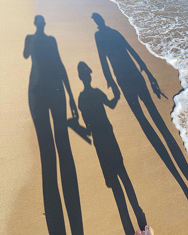 Поймал русалку: Горбунов и беременная Осадчая в купальнике устроили романтику в Турции