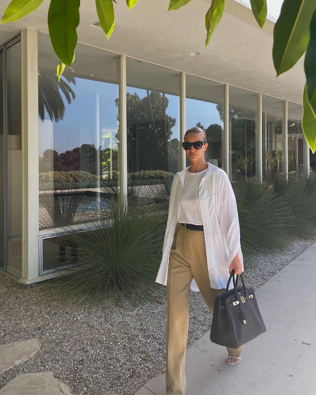 Безупречна: Роузи Хантингтон-Уайтли в деловом образе отправилась на встречу