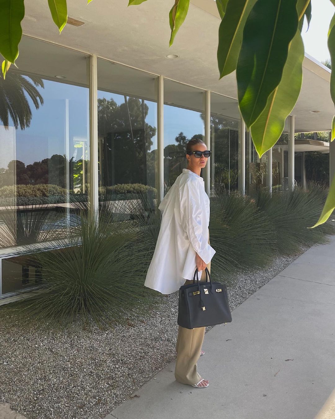 Безупречна: Роузи Хантингтон-Уайтли в деловом образе отправилась на встречу