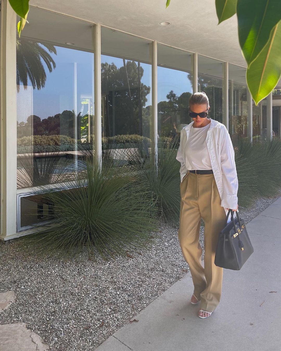 Безупречна: Роузи Хантингтон-Уайтли в деловом образе отправилась на встречу