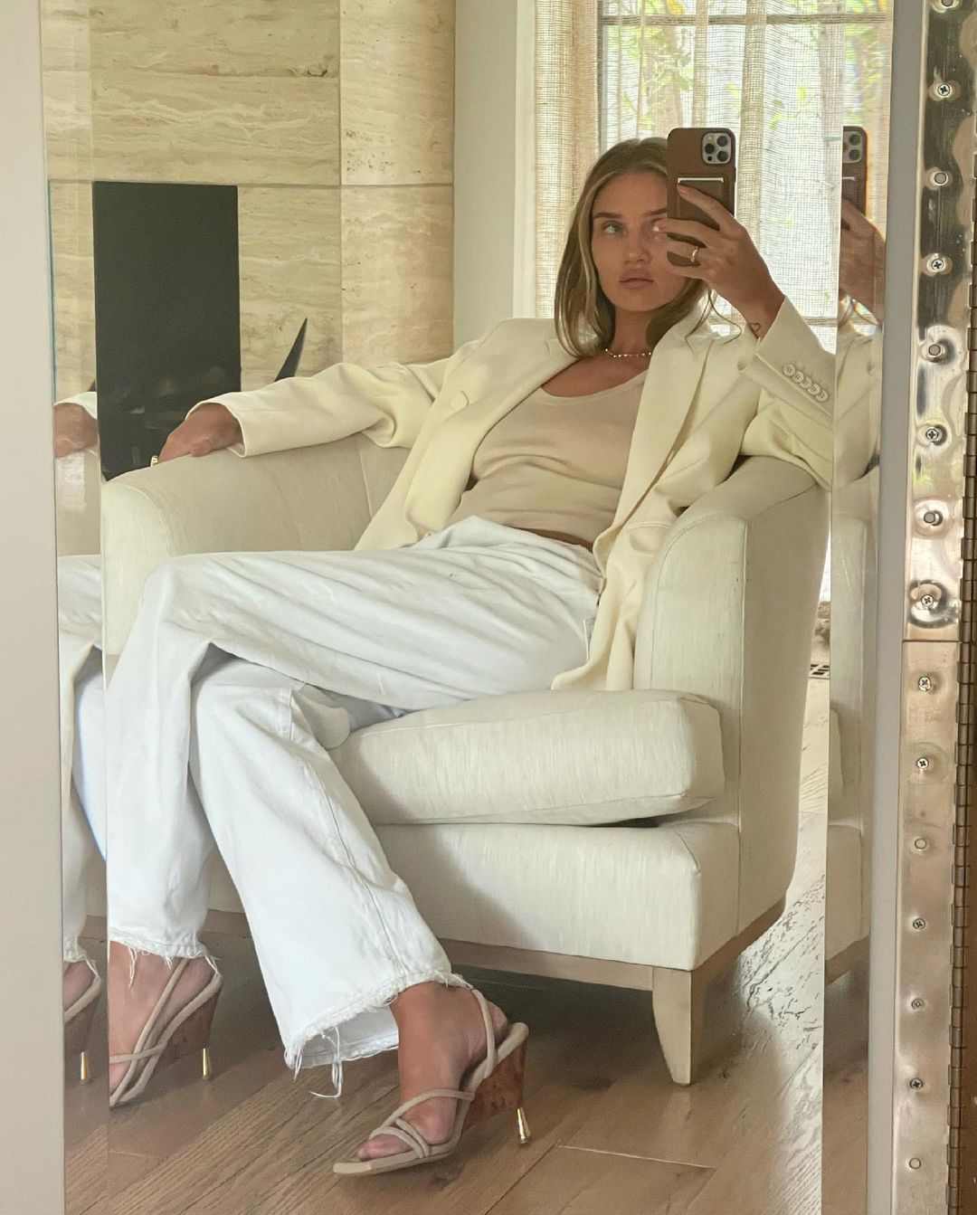 Ідеально на літо: Роузі Хантінгтон-Уайтлі демонструє стильний образ для спекотних днів