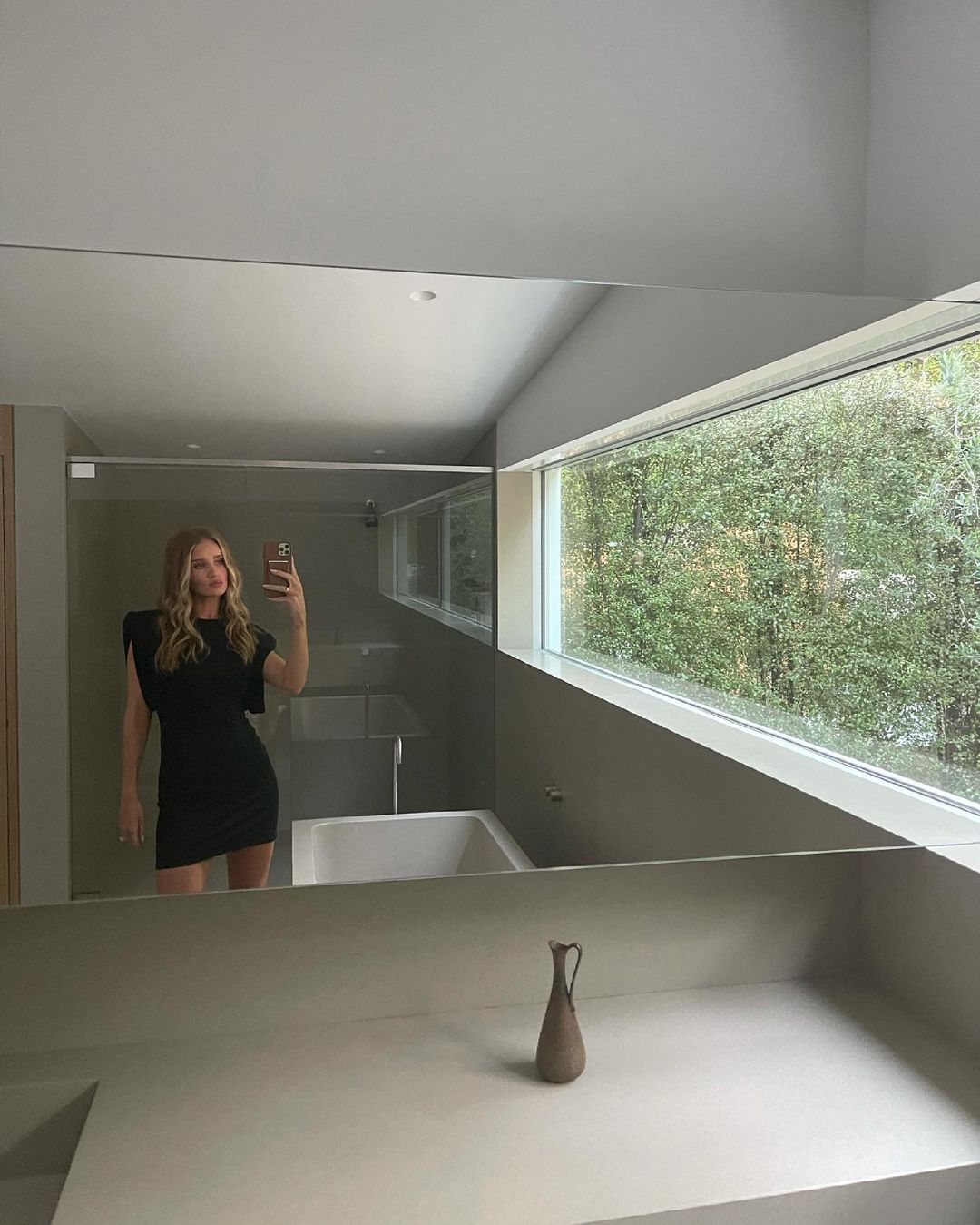 Роузі Хантінгтон-Уайтлі в спокусливій вечірній сукні вирушила на побачення