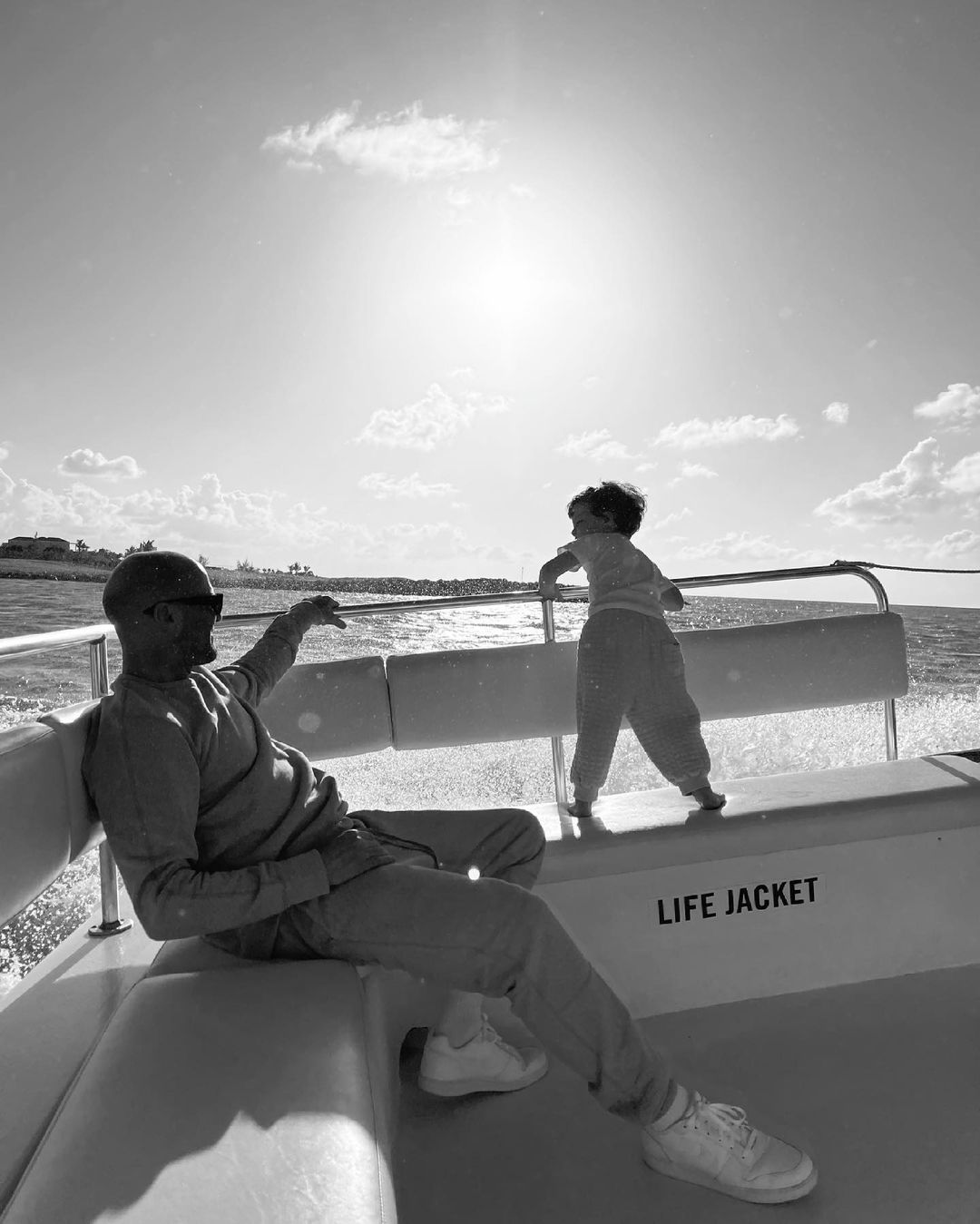 Это любовь: Роузи Хантингтон-Уайтли показала редкое фото с мужем и подросшим сыном